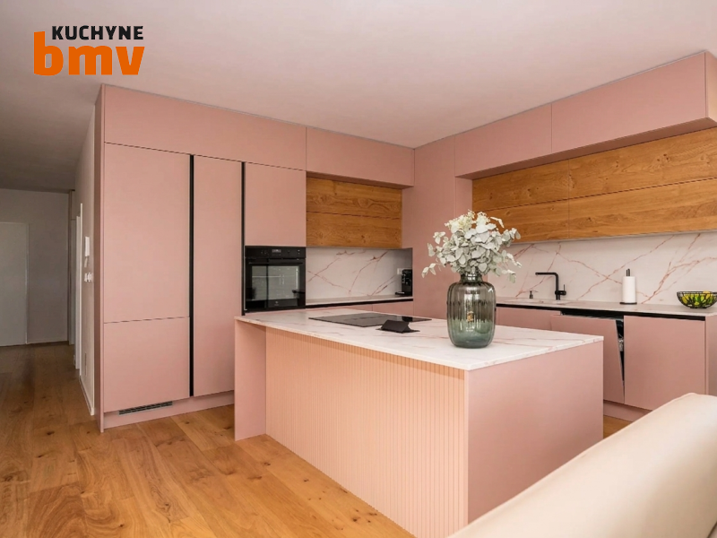 Moderná kuchyňa: Symbióza pudrovej ružovej a prírodného dreva