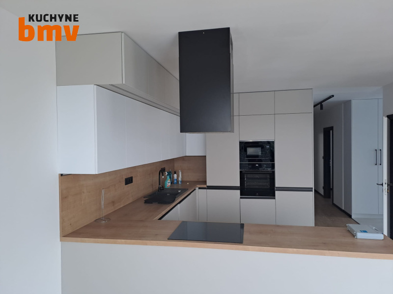 Kuchyňa v tvare  U s polostrovom