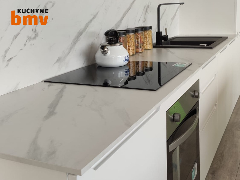 PFLEIDERER Mramorový efekt v tenkom profile: Moderná biela kuchyňa